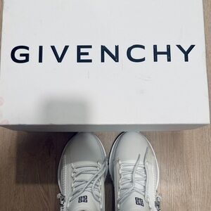 Saks Fifth Avenue Classic White Label